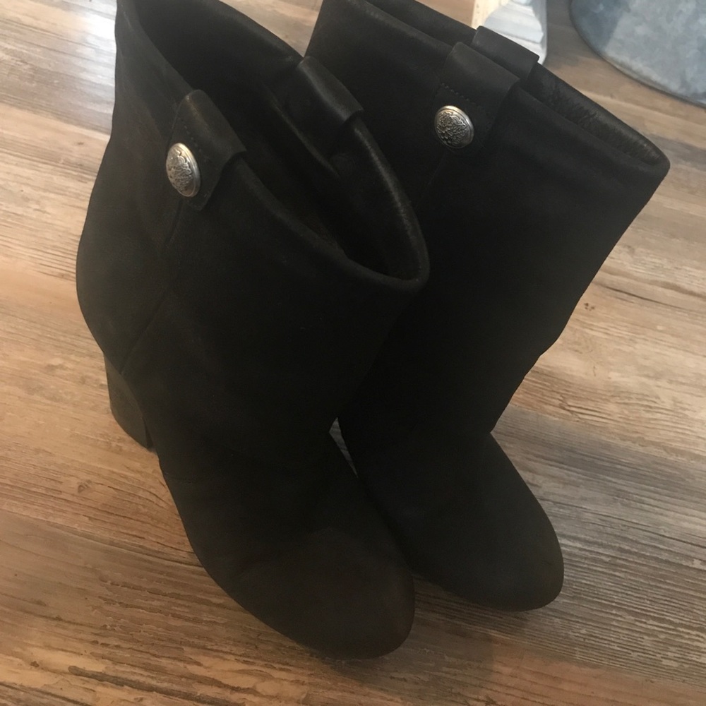 All leather black Vince Camuto booties!